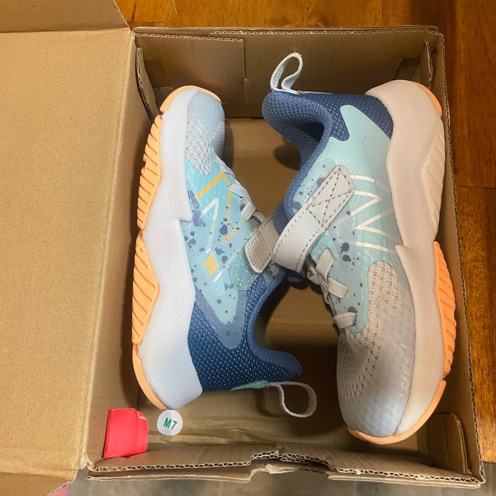 New Balance kids race run v2 bungee lace with top strap size 9M